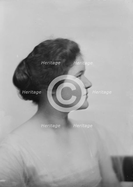 Miss Lisa Stillman, portrait photograph, 1918 Apr. 5. Creator: Arnold Genthe.