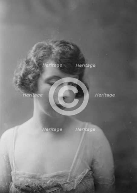 Miss Lorna Mallinson, portrait photograph, 1918 Nov. 15. Creator: Arnold Genthe.