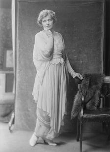 Miss Louise Prussing, portrait photograph, 1918 May 31. Creator: Arnold Genthe