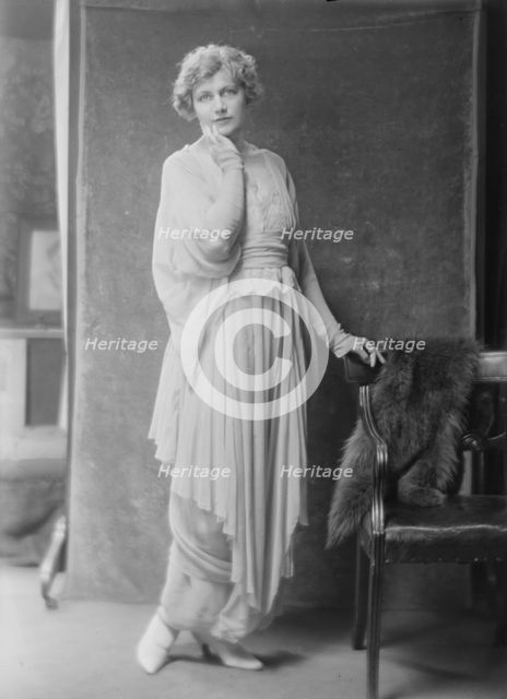 Miss Louise Prussing, portrait photograph, 1918 May 31. Creator: Arnold Genthe.