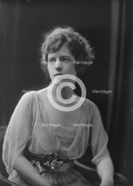Miss M.B. Tomlinson, portrait photograph, 1919 June 16. Creator: Arnold Genthe.