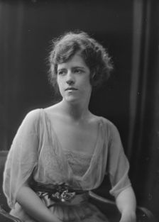 Miss M.B. Tomlinson, portrait photograph, 1919 June 16. Creator: Arnold Genthe