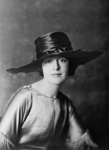 Miss M. Flanagan, portrait photograph, 1919 July 9. Creator: Arnold Genthe
