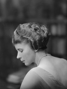 Miss M. Kelsey, portrait photograph, 1917 Dec. 6. Creator: Arnold Genthe