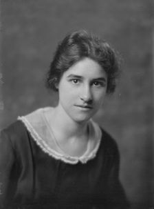 Miss McLean, portrait photograph, 1919 Apr. Creator: Arnold Genthe