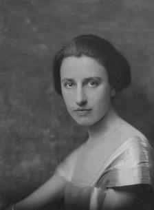 Miss Mabel Hutzler, portrait photograph, 1917 Dec. 24. Creator: Arnold Genthe