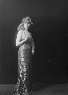 Miss Mary Cunningham, portrait photograph, 1918 Dec. 18. Creator: Arnold Genthe