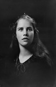Miss Mary Pillsbury, portrait photograph, 1919 Sept. 29. Creator: Arnold Genthe