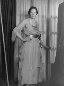 Miss Margaret Payson, portrait photograph, 1918 Mar. 16. Creator: Arnold Genthe