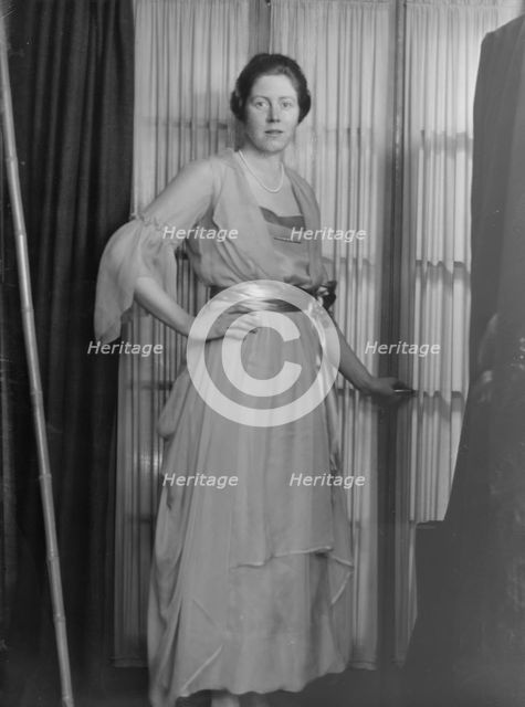 Miss Margaret Payson, portrait photograph, 1918 Mar. 16. Creator: Arnold Genthe.
