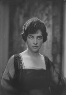 Miss Margaret Seligman, portrait photograph, 1917 Dec. 7. Creator: Arnold Genthe