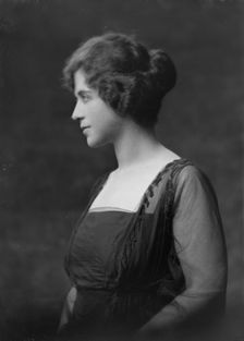 Miss Margaret Seligman, portrait photograph, 1917 Dec. 7. Creator: Arnold Genthe