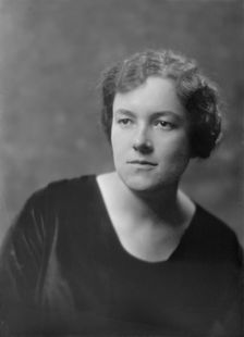 Miss Marianne Dozies, portrait photograph, 1919 Apr. 8. Creator: Arnold Genthe