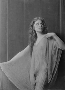 Miss Marie Goff, portrait photograph, 1918 Sept. 16. Creator: Arnold Genthe