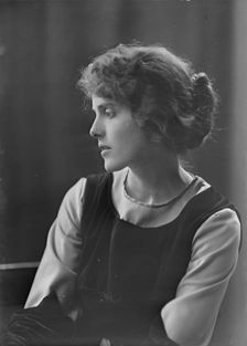Miss Marie Goff, portrait photograph, 1918 Sept. 16. Creator: Arnold Genthe