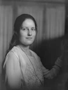 Miss Marion Tully, (Babcock), portrait photograph, 1918 Mar. 12. Creator: Arnold Genthe