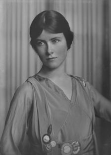 Miss Marjorie Vonnegut, portrait photograph, 1917 Nov. 15. Creator: Arnold Genthe