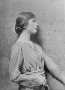 Miss Marjorie Vonnegut, portrait photograph, 1917 Nov. 15. Creator: Arnold Genthe