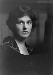Miss Mosgraze or Morgraves, portrait photograph, 1917 Nov. 24. Creator: Arnold Genthe