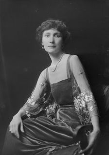 Miss N.C. Potter, portrait photograph, 1918 Nov. 22. Creator: Arnold Genthe