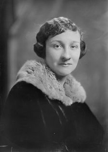 Miss Newport, portrait photograph, 1919 Feb. 28. Creator: Arnold Genthe