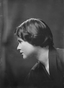 Miss Pollitzer, portrait photograph, 1918 or 1919. Creator: Arnold Genthe