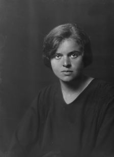 Miss Pollitzer, portrait photograph, 1918 Sept. 24. Creator: Arnold Genthe