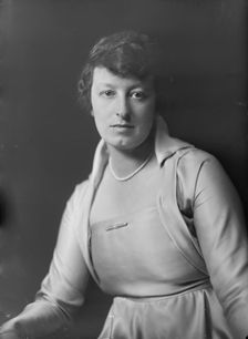 Miss Rena Maitland, portrait photograph, 1918 Dec. 5. Creator: Arnold Genthe