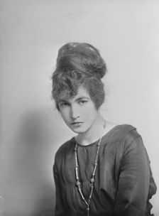 Miss Reilly, portrait photograph, 1918 Oct. 28. Creator: Arnold Genthe