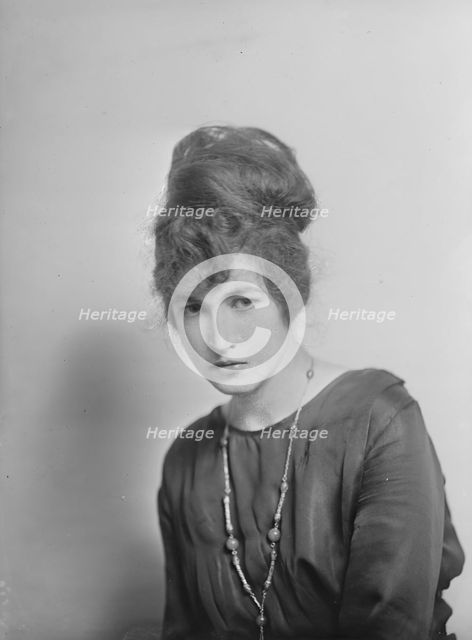Miss Reilly, portrait photograph, 1918 Oct. 28. Creator: Arnold Genthe.