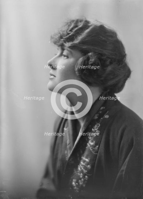 Miss Reutte, portrait photograph, 1918 May. Creator: Arnold Genthe.