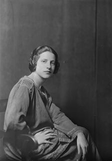 Miss Rita Romilly, portrait photograph, 1918 Aug. 28. Creator: Arnold Genthe