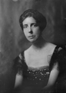 Miss S.B. Hill, portrait photograph, 1917 Dec. Creator: Arnold Genthe