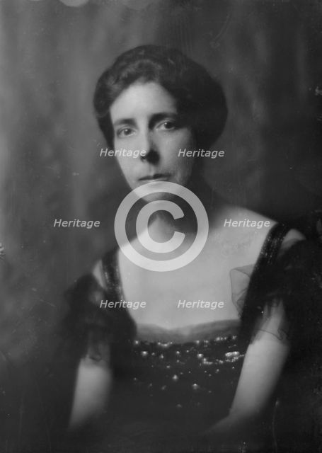Miss S.B. Hill, portrait photograph, 1917 Dec. Creator: Arnold Genthe.