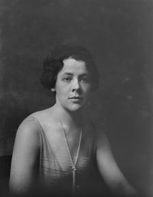 Miss S. Dowman, portrait photograph, 1918 Oct. 30. Creator: Arnold Genthe
