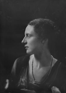 Miss Schaffer, (Mrs. Baumgarten), portrait photograph, 1918 Dec. 21. Creator: Arnold Genthe