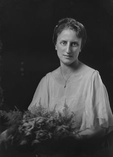 Miss Schaffer, portrait photograph, 1919 Feb. 25. Creator: Arnold Genthe
