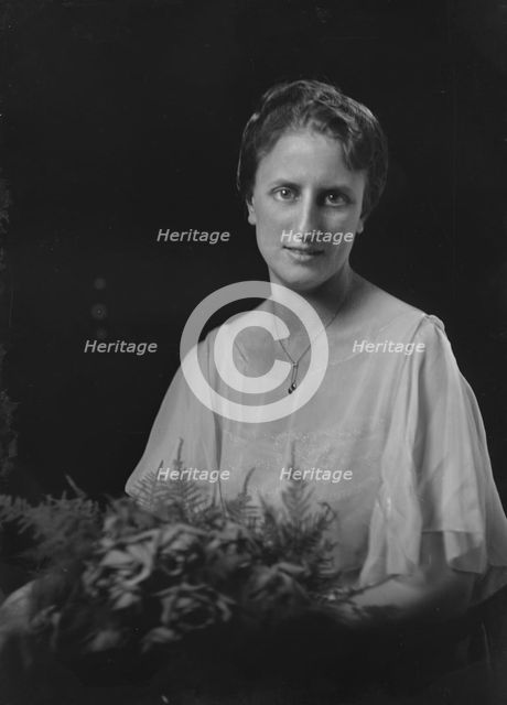 Miss Schaffer, portrait photograph, 1919 Feb. 25. Creator: Arnold Genthe.