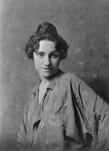Miss Schellig, portrait photograph, 1919 Aug. 11. Creator: Arnold Genthe