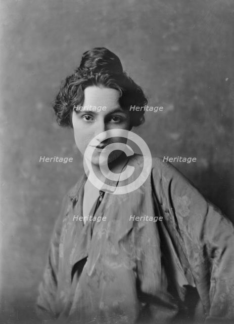 Miss Schellig, portrait photograph, 1919 Aug. 11. Creator: Arnold Genthe.