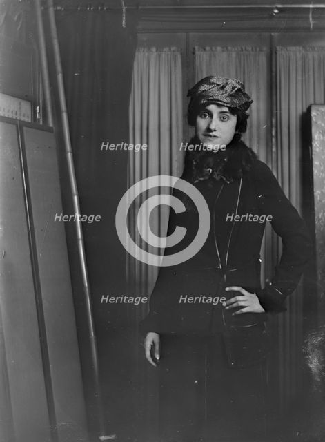 Miss Schellig, portrait photograph, 1919 Aug. 11. Creator: Arnold Genthe.