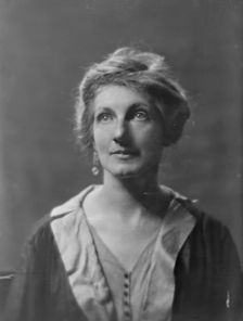 Miss Sally Flagg, portrait photograph, 1918 June 11. Creator: Arnold Genthe