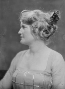 Miss Sally Prescott, portrait photograph, 1919 June 2. Creator: Arnold Genthe