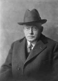 Mr. H.V. Jones, portrait photograph, 1918 Mar. 16. Creator: Arnold Genthe