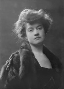 Mrs. M.L. Beaudrecue, portrait photograph, 1918 Feb. 16. Creator: Arnold Genthe