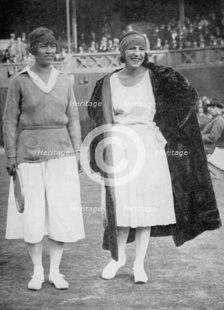 Mrs Mallory (left) and Suzanne Lenglen before their famous first final at the 'new' Wimbledon, 1922. Artist: Tropical Press