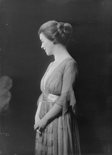 Mrs. Marshall, portrait photograph, 1918 Nov. 23. Creator: Arnold Genthe