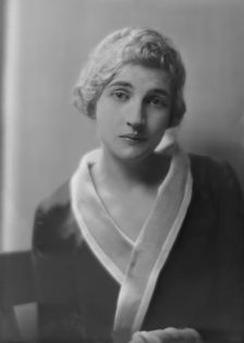 Mrs. Newton Leverett Dennis, portrait photograph, 1918 July 9. Creator: Arnold Genthe