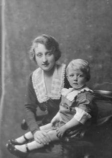 Mrs. O. Chase and child, portrait photograph, 1918 May 16. Creator: Arnold Genthe