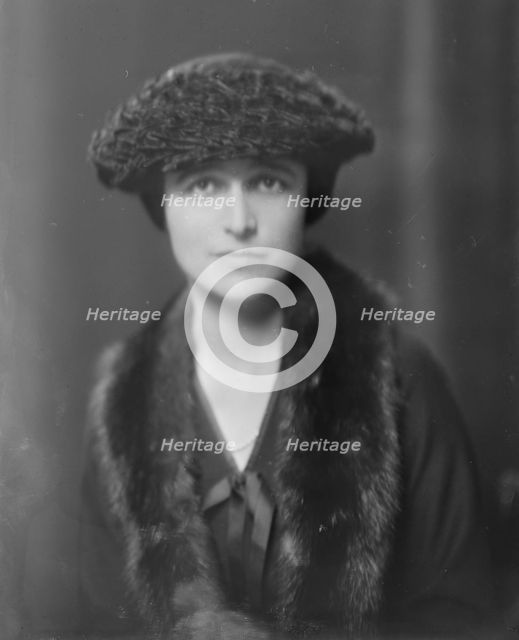 Mrs. A.R. Seligman, portrait photograph, 1918 Oct. 29. Creator: Arnold Genthe.